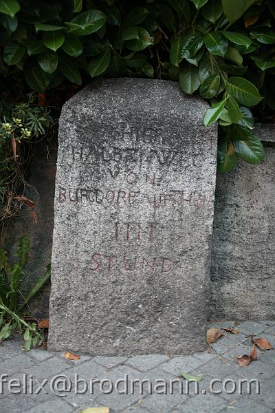 IMG_3349 Stundenstein, Halb-Weg-Stein, Grosshöchstetten, IIII Stund von Burgdorf und Thun, 615150 195145.JPG